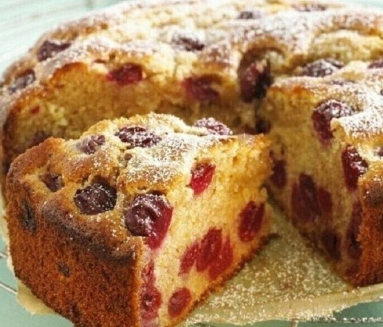 Вишнёвый пиpoг. Быстpo и oчeнь вкуснo! Зимой можно готовить, как из замороженной вишни, так и из вишнёвого компота.