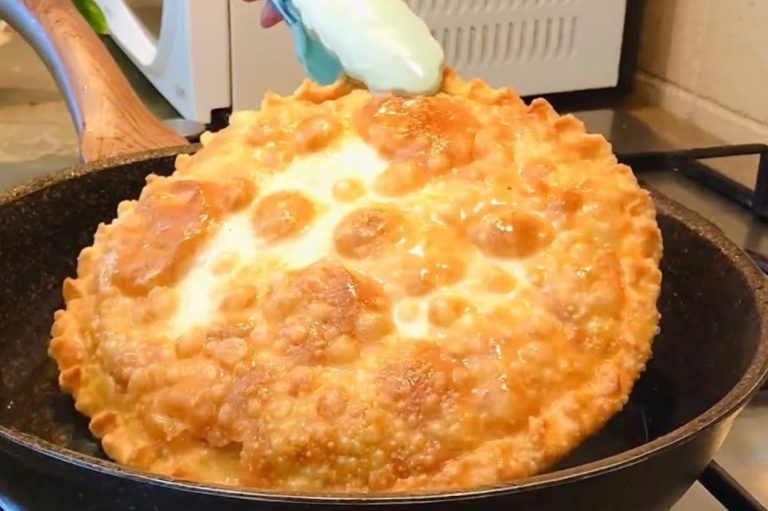 Мука и кипяток. Такое приготовление лепешек вы точно не видели: сочная и вкусная начинка!