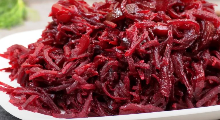 Сразу готовлю много и ставлю в холодильник. Салат из свеклы «Мамулин»