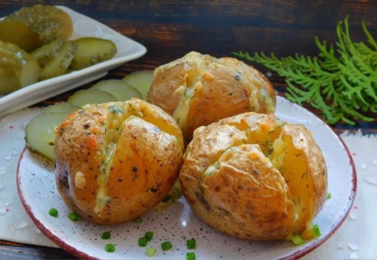 Ароматный запеченный картофель с чесночным маслом: простой и в то же время восхитительный способ приготовления