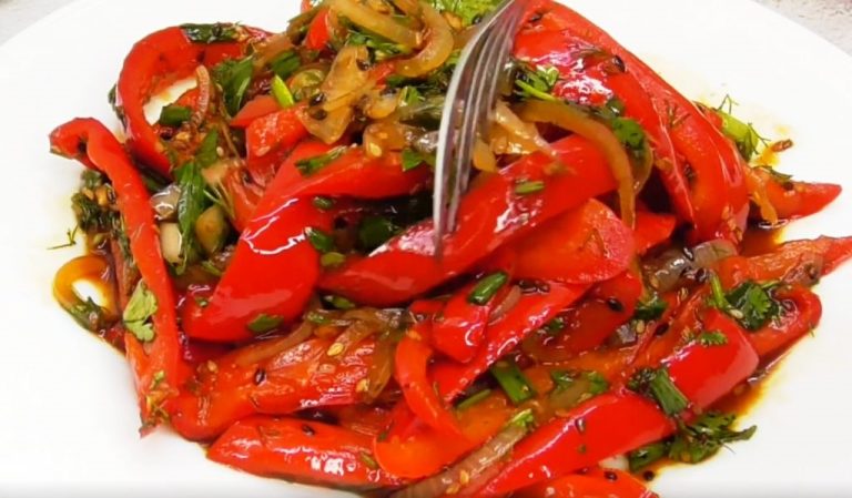 Никогда не ела настолько вкусный салат из перцев. Теперь буду делать постоянно: даже на все праздники!