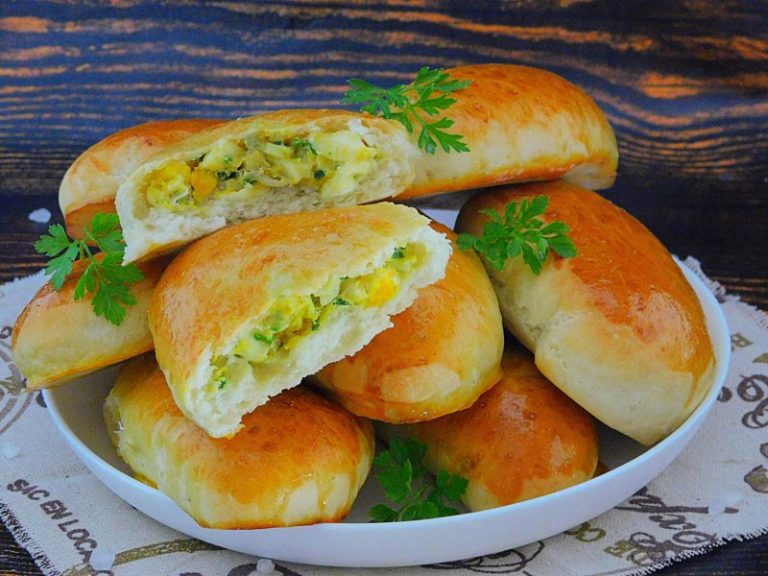 Готовлю скороспелое тесто для пышных и вкусных пирожков. Сегодня с яйцом и луком