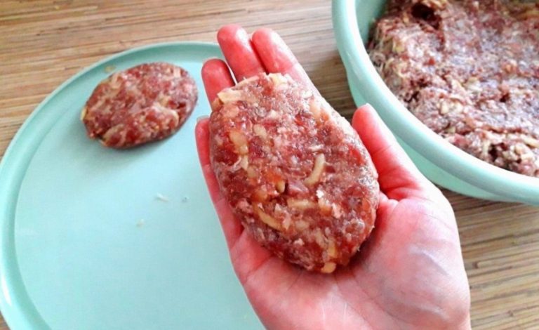 Хлеб в котлеты больше не добавляю. У меня есть другой рецепт: так намного сочнее и вкуснее!