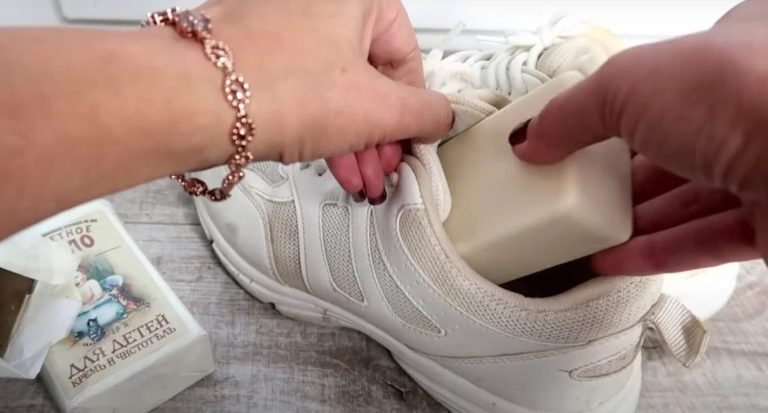 Зачем класть мыло в обувь? полезный совет, который пригодится зимой! Небольшой кусочек мыла в зимние ботинки клали еще наши бабушки.