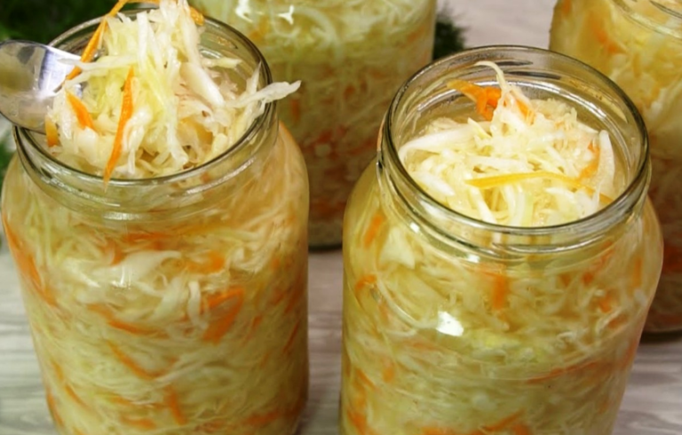 Слишком хрустящая и вкусная. Рецепт капусты, который я готовлю более 5 лет: всегда стоит в холодильнике!