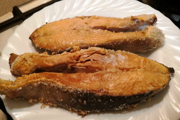 Как я жарю рыбу без масла, не теряя хрустящей просоленной корочки, которую обожает муж!