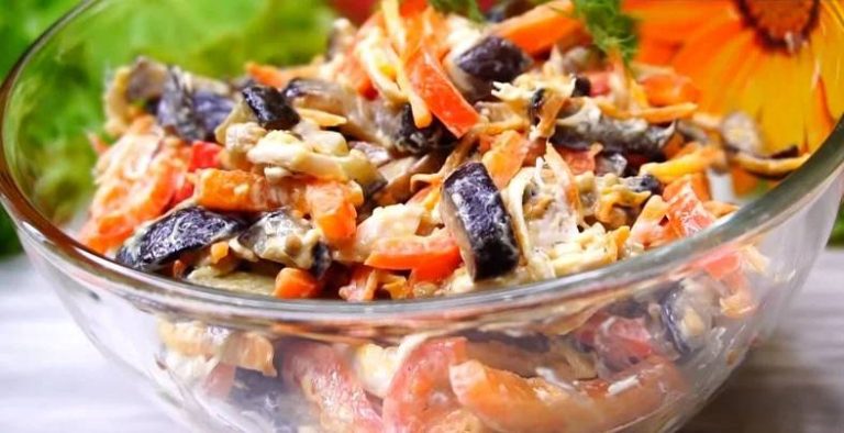 Салат с баклажанами, который гости не устают подкладывать себе в тарелки!