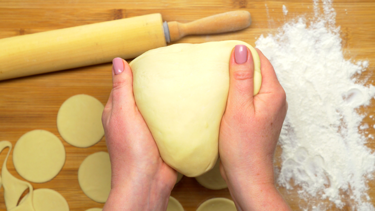 Как сделать шикарное пельменное тесто: не рвется при варке, не липнет к рукам и отлично ведет себя после разморозки