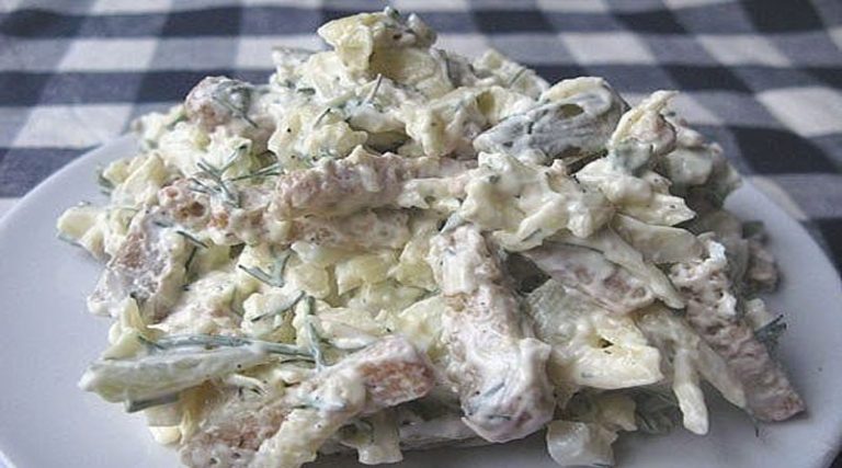 Сырный салат с сухариками. Очень сытный и вкусный!