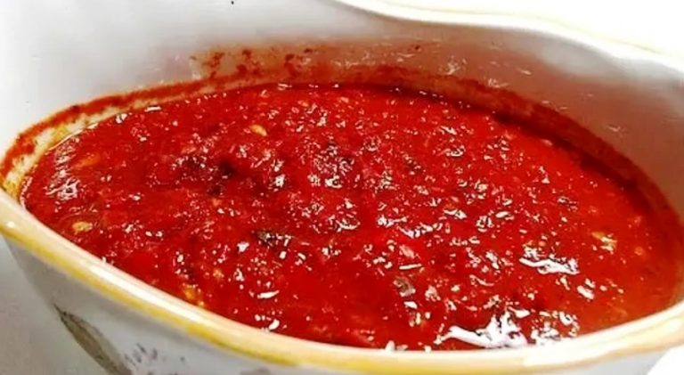 Аджика по этому рецепту получается густой, с ярким, насыщенным ароматом, вкусом.