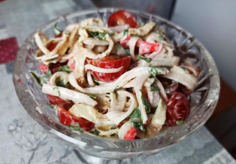 Никто даже не подумал, что салат из крабовых палочек. Как дорого подать дешевые крабовые палочки!