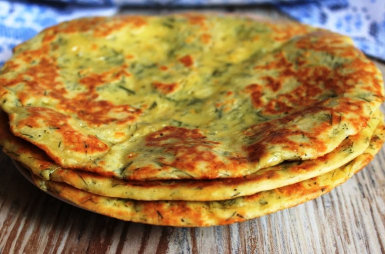 Готовлю на завтрак «ленивые» хачапури на сковороде: три лепешки за 15 минут!