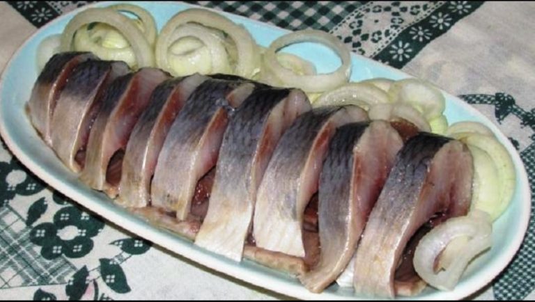 Как сделать селедку вкусной при помощи всего трех ложек мёда! По такому рецепту у вас получится самый настоящий деликатес.