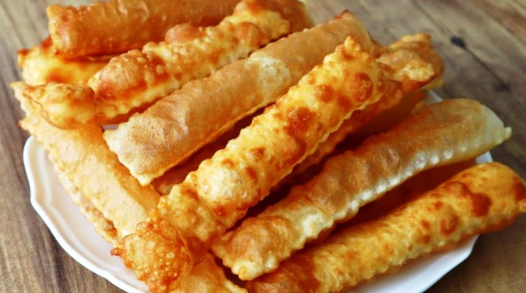 Мука и кипяток. Хрустящие палочки на завтрак за 5 минут. Результат неожиданный и вкусный!