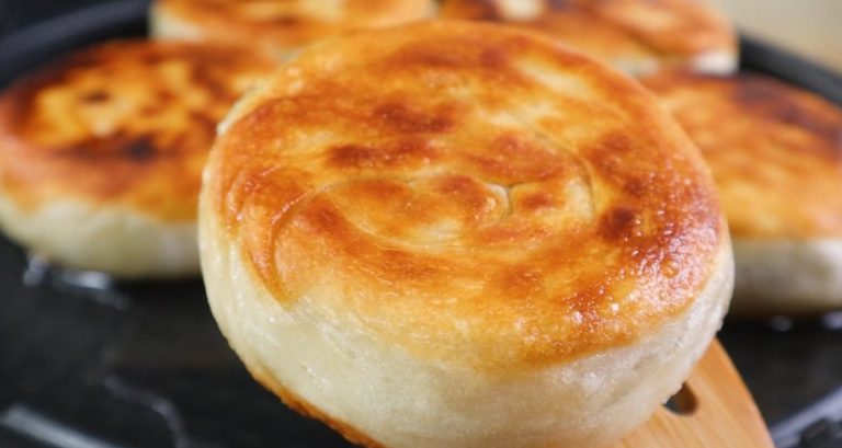 Без духовки и дрожжей: даже яиц не надо. 2 простых рецепта, если у вас есть мука и мясной фарш!