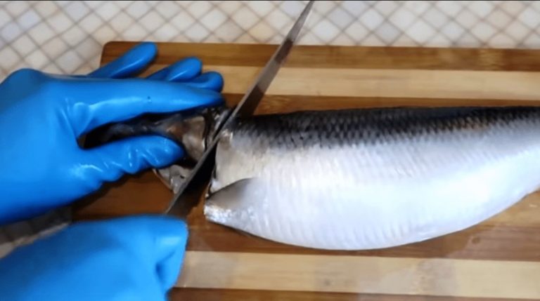 Хитрый способ почистить селедку: просто надави и получи филе!