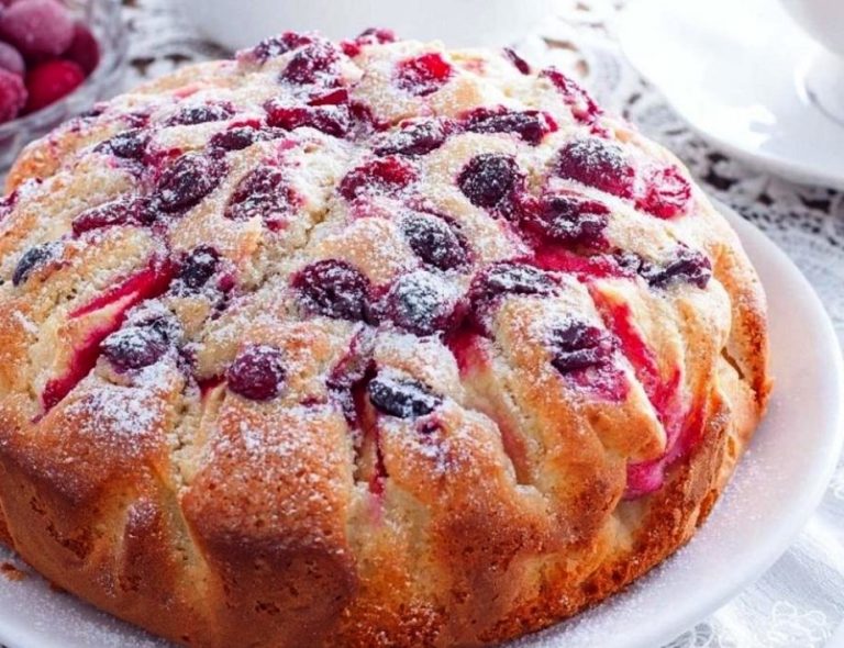 Шарлотка с вишней — пошаговый рецепт в духовке!