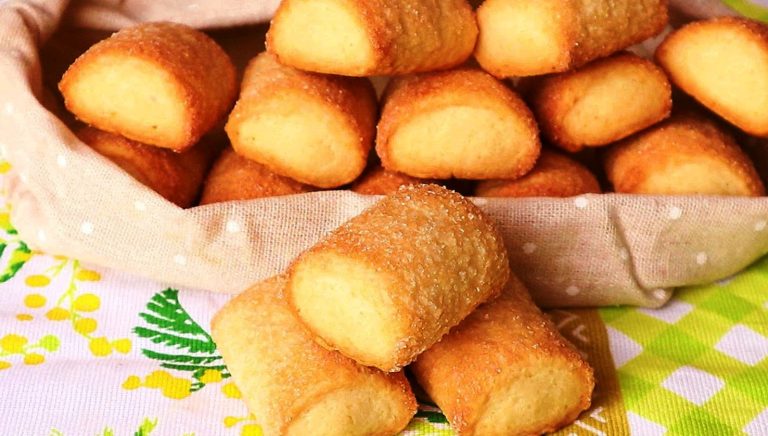 Сахарное слоеное печенье на сметане. Мягкое, но в руках не рассыпается: быстрый рецепт!