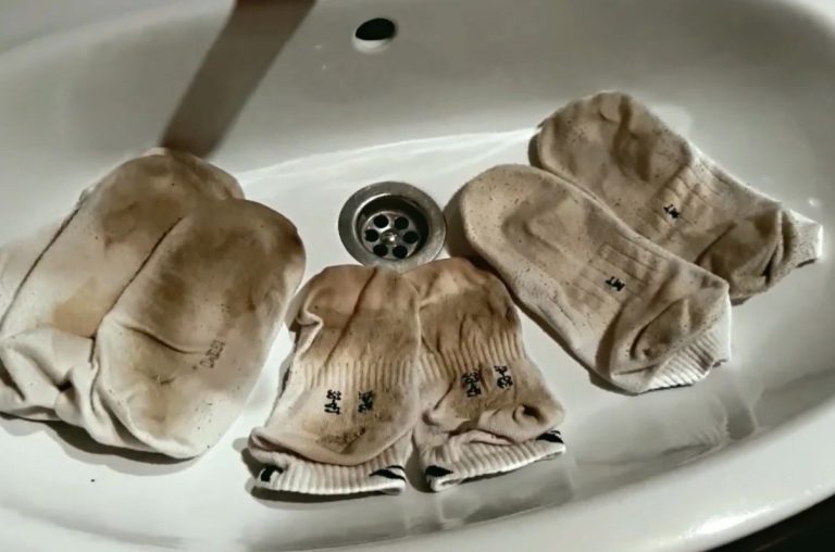 Рассказываю два новых действенных способа отстирать белые носочки до белизны, чтобы они стали белоснежными!