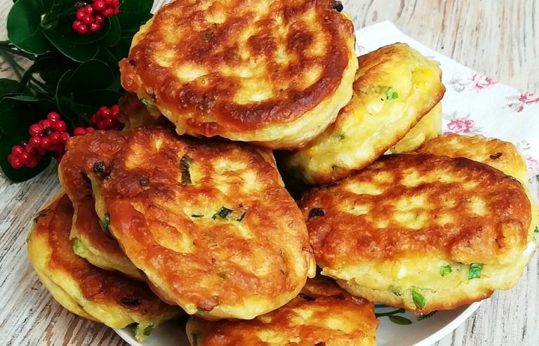 Когда хочется пирожков с луком и яйцом, я просто делаю эти оладьи. В сто раз вкуснее, быстрее и проще.