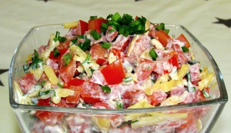 Универсальный салат с помидорами, съедается до последней ложки. Вкусный и быстрый!