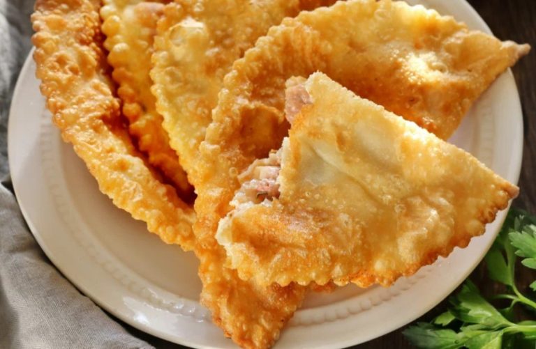 Чебуреки: самый простой и удачный рецепт. Хрустящие и пузырчатые: подходит и для пирожков!