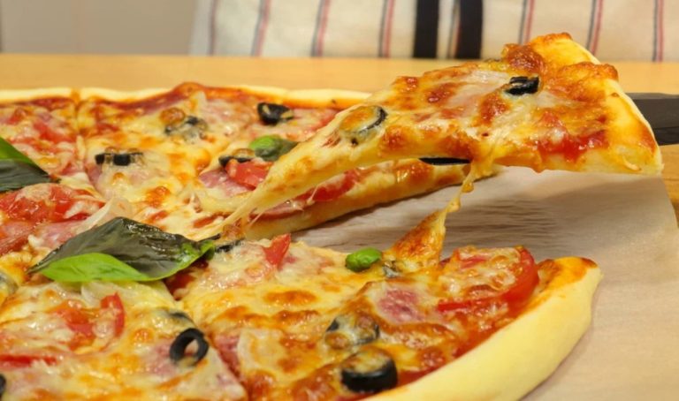 Как приготовить быструю домашнюю пиццу. Простой рецепт без дрожжей за 20 минут!