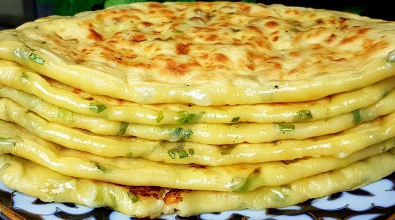 Самые вкусные кефирные лепешки с сыром и зеленью. Съедаются в один миг!