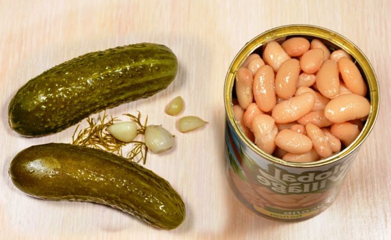 Беру банку фасоли и соленые огурцы. Вкусный салат из простых продуктов!