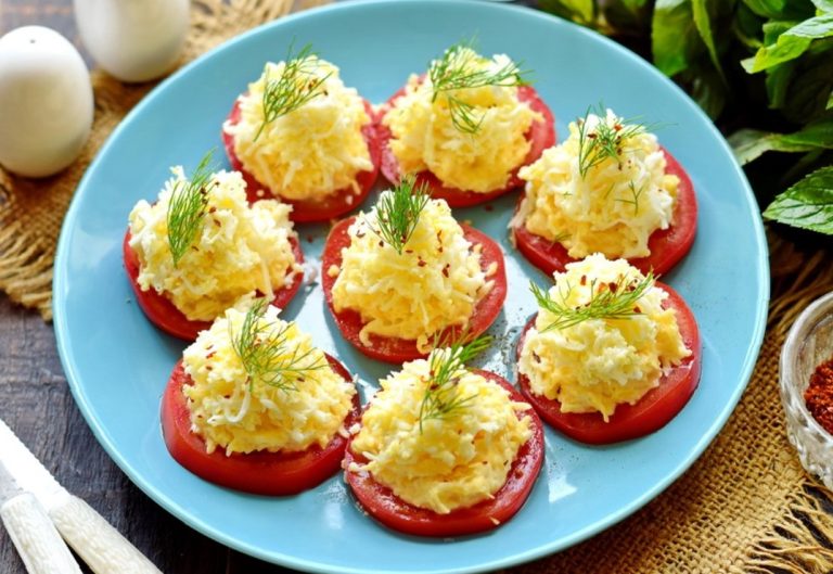 Помидоры «под шубкой» — родственники съедает их первыми, даже если стол ломится от еды!