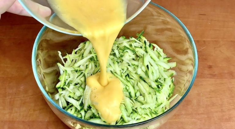 Просто натрите кабачки и добавьте яйца! Быстрая запеканка на сковороде: вкусно и просто!