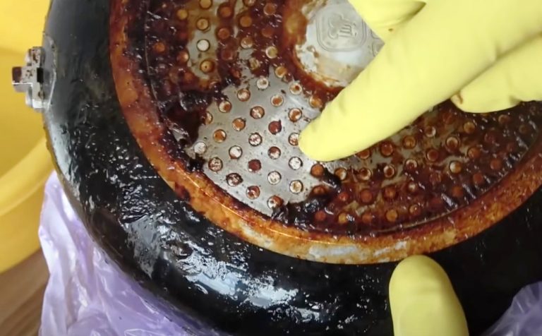 Моя мама очищает нагар со сковородок всего за пару минут и без химии. Показываю ее хитрый способ!