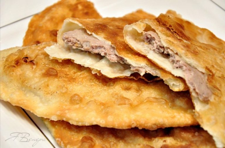 Без возни с тестом! Чебуреки «На бегу»! Благодаря такому рецепту, вы просто и быстро приготовите целую гору чебуреков!