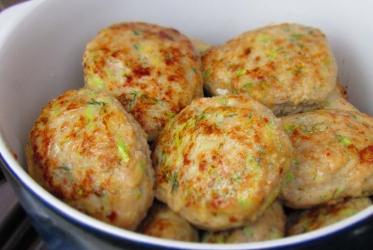 С пользой для фигуры! Вкусные куриные котлетки с кабачком.