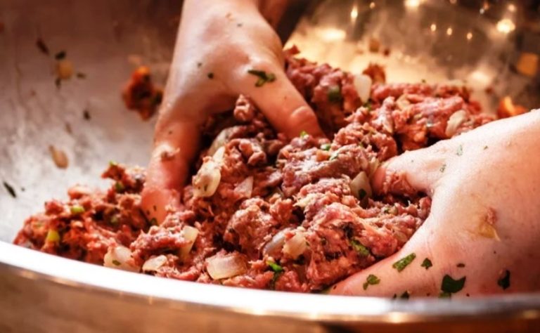Подруга из ресторана раскрыла рецепт своих сочных котлет. Оказывается, фарш нужно мариновать!
