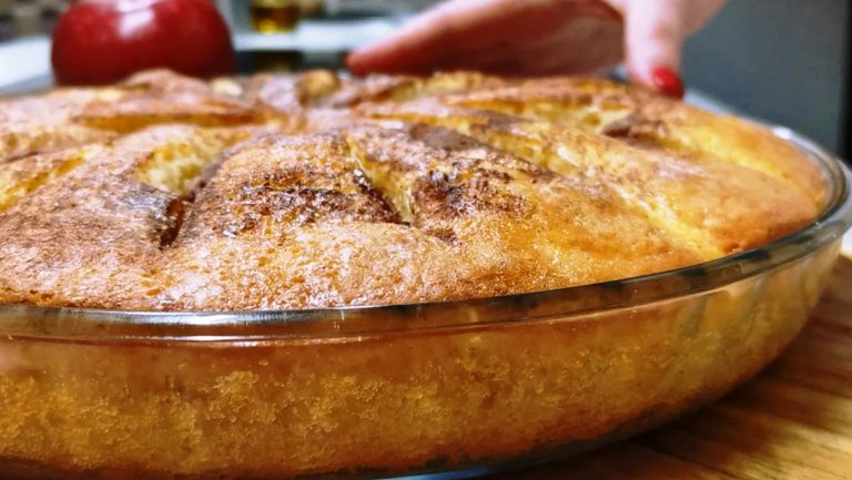 Достойная замена Шарлотке: готовить просто, а получается «как царская». Красивый и вкусный пирог с яблоками!