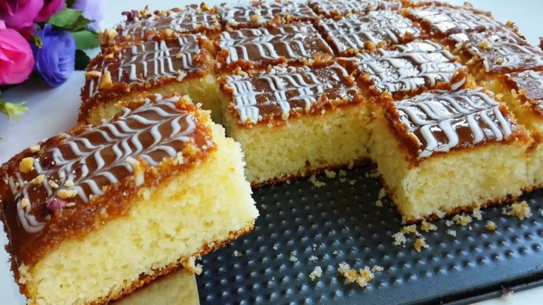 Я просто влюбилась в этот пирог. Нежный и вкусный манник!