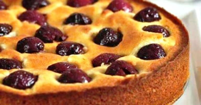 Рецепт пирога с вишней на кефире. Простой, а вкус не передать словами!