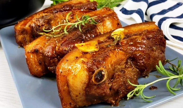Запеченное мясо с салом получается очень ароматным, мягким, пикантным, нежным.