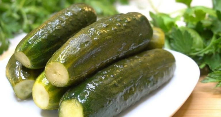 Как я быстро готовлю малосольные хрустящие огурчики, которые нам не надоедают