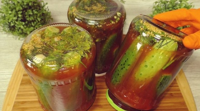 До весны никогда не остаются. Готовлю так уже много лет: огурчики с острым кетчупом