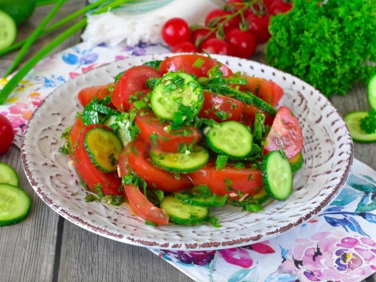 Натираю сырую картошку и на сковороду, сверху кладу любую начинку: вкуснейшая «пицца» без муки