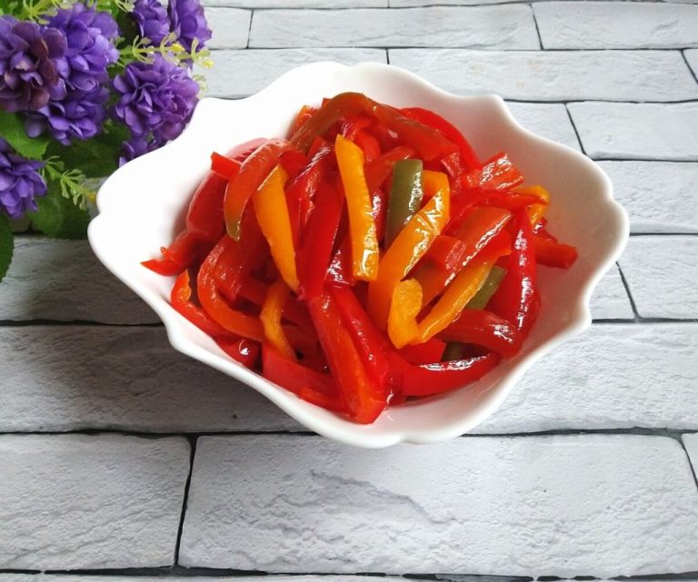 20 лет так готовлю и не нарадуюсь. Перцы в сладкой заливке вместо лечо. Муж за один присест съедает пол-литровую банку!