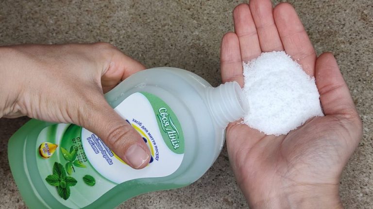 Смешайте средство для мытья посуды с солью. Результат потрясающий, не нарадуюсь!