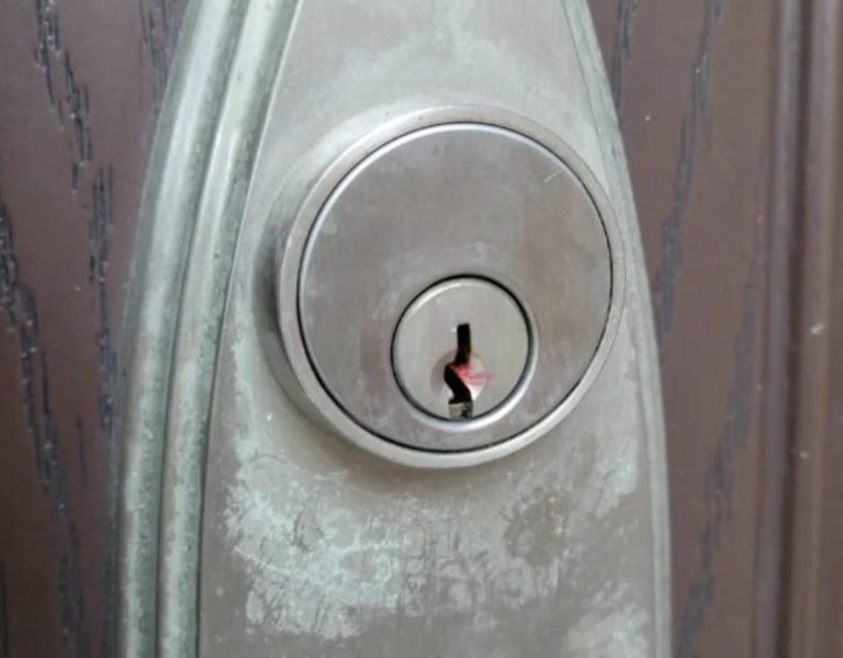 Хотел закрыть дверь и увидел непонятные следы в замочной скважине двери от квартиры