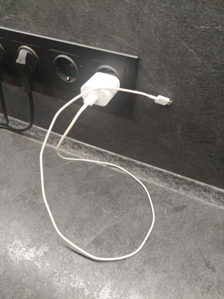 Можно ли держать зарядное устройство в розетке без телефона. Безопасно или есть вред?