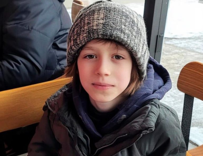 Женщина следует за мальчиком, который каждый день берет остатки еды из ее ресторана