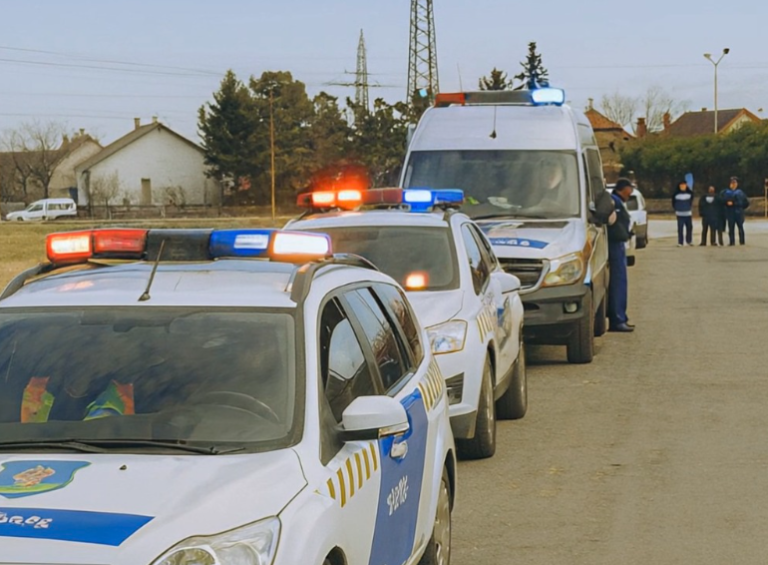 Вчера вечером я помог женщине донести тяжёлые сумки до дома, а сегодня утром несколько полицейских машин приехали за мной и обвинили меня в этом…
