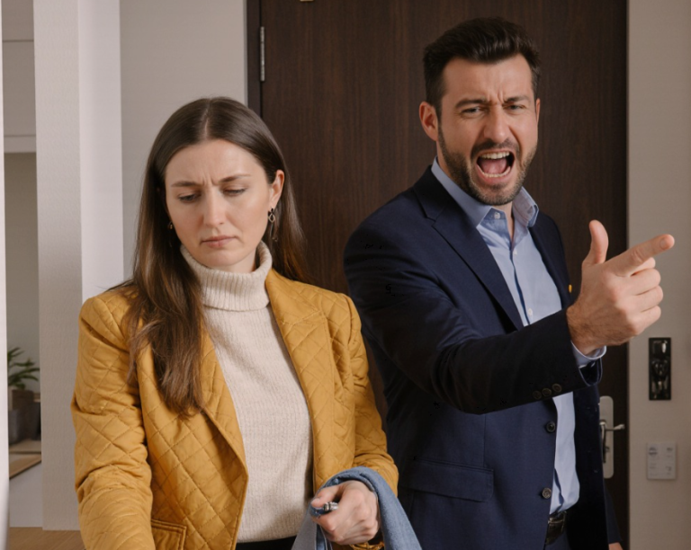 Он смеялся, когда выгонял её из квартиры. А она молчала, когда он просил вернуться