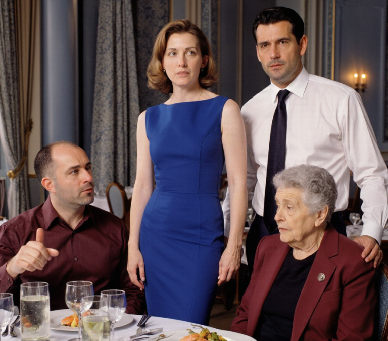 Муж устроил пир за мой счёт и хвастался свекрови — пока я не вошла в зал и заблокировала его праздник